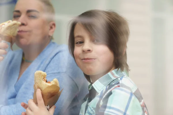 Маленький Син Його Мати Їдять Грецькі Гіроскопи Ресторані Швидкого Харчування — стокове фото