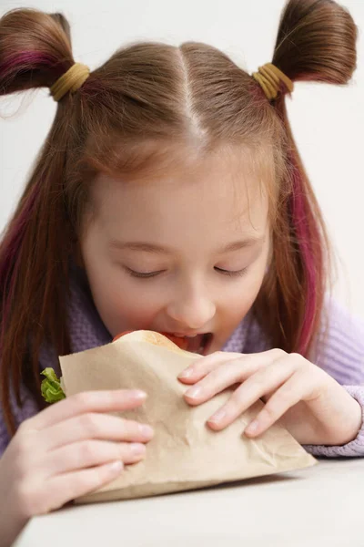Kafede Sandviç Yiyen Tatlı Beyaz Bir Kızın Portresi Sevimli Ilkel — Stok fotoğraf