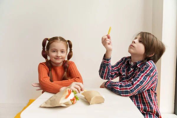 Glada Ukrainska Barn Äter Snabbmat Grekiska Restauant Glada Liten Flicka — Stockfoto