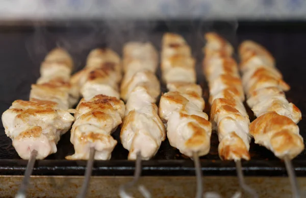 Mięso Kurczaka Szaszłykach Gotowanie Grillu Zbliżeniu Pyszne Biały Drób Filet — Zdjęcie stockowe