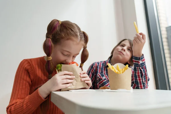 Casal Crianças Bonito Idade Elementar Comer Fast Food Para Almoço — Fotografia de Stock