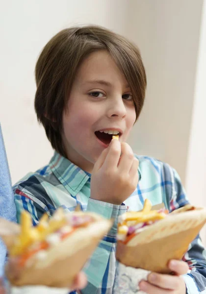 Glücklicher Weißer Junge Isst Fast Food Zum Mittagessen Porträt Eines — Stockfoto