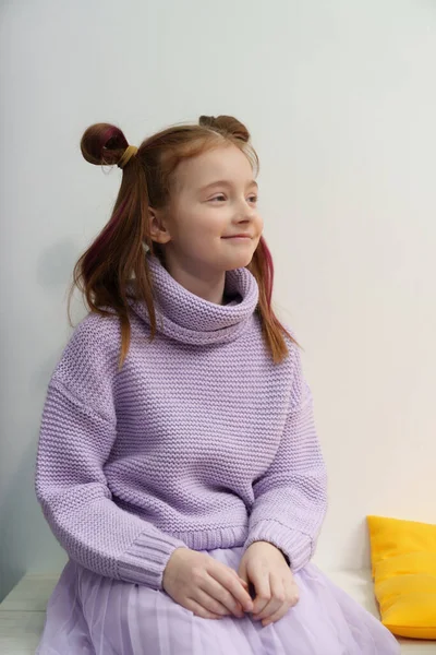 Gelukkig Meisje Lila Outfit Zittend Een Bankje Een Café Vrolijk — Stockfoto