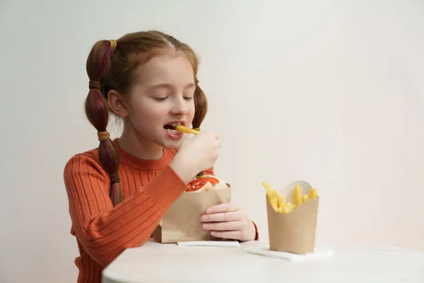 Imádnivaló Kislány Sült Krumplit Szendvicset Eszik Egy Kávézóban Portré Aranyos — Stock Fotó