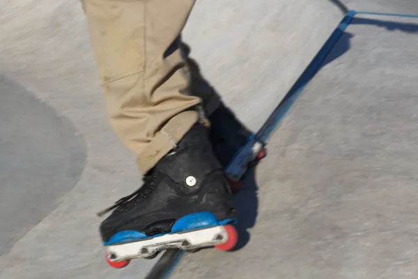 Agressivo Inline Skater Moagem Sobre Enfrentamento Ferroviário Piscina Concreto Lâmina — Fotografia de Stock