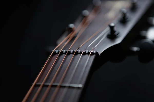 吉他颈和指板与金属弦紧密相连 吉他手的专业音响器材 — 图库照片