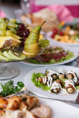 Dilimlenmiş taze meyve ve abur cuburlar her otelin masasında servis edilir. Açık büfede lezzetli ve doğal yiyeceklerin tadını çıkarın.