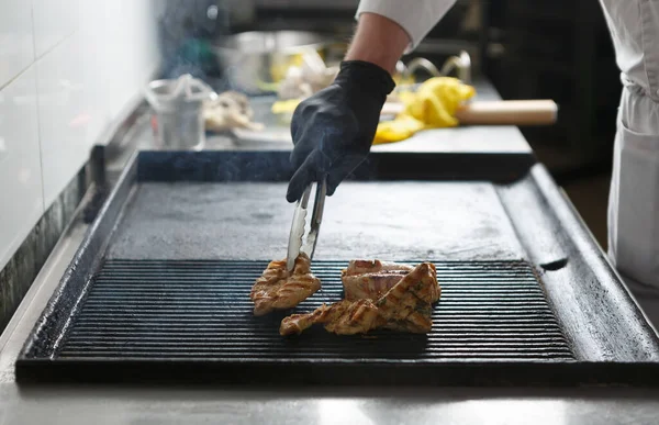 닭고기로 그릴을 요리한다 주방에 충전재를 돌리는 — 스톡 사진