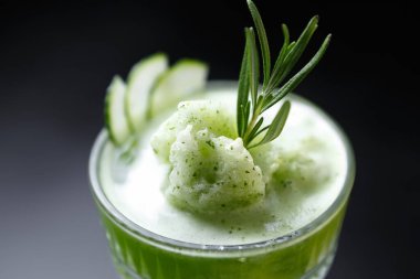 Rom, votka, dilimlenmiş salatalık ve biberiye ile hazırlanmış taze yeşil gimlet kokteyli. Alkollü popüler yaz içkisi