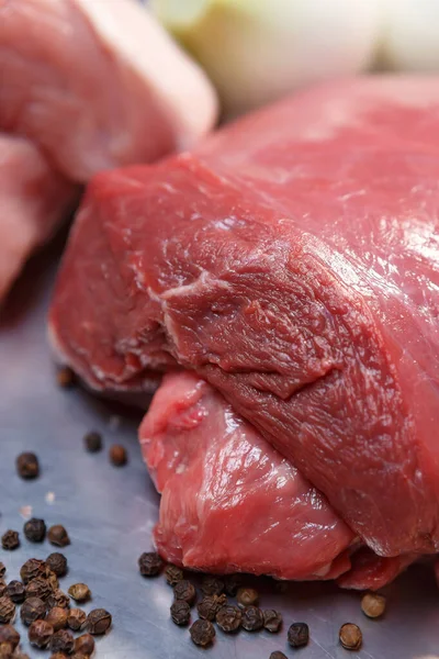 レストランのキッチンで調理するための準備新鮮な赤肉の大きな塊 — ストック写真