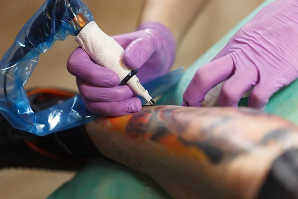 Tatuagem Faz Novo Desenho Perna Cliente Com Máquina Tatuagem Elétrica — Fotografia de Stock