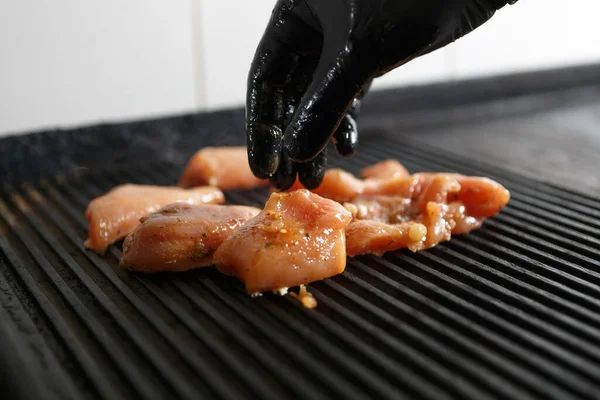 ホットグリルパンに鶏の肉を調理 近くの商業キッチンで焼かれている白い鶏の切り身 — ストック写真