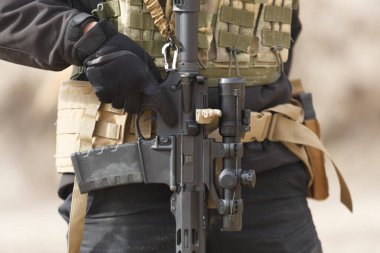 Optik dürbünlü modern Amerikan saldırı tüfeğiyle donatılmış Ukraynalı asker. Atış poligonunda askeri eğitim.. 