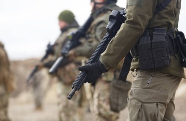 Atış poligonunda modern saldırı tüfeği eğitimi almış bir grup Ukraynalı asker. Otomatik makineli tüfekli askerler dışarıda pratik yapıyor.