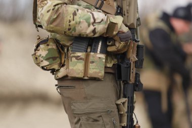 Atış poligonunda modern Amerikan taarruz tüfeği eğitimi almış Ukraynalı asker.