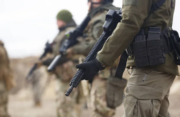 Grupo Soldados Ucranianos Equipados Con Modernos Rifles Asalto Entrenando Campo —  Fotos de Stock
