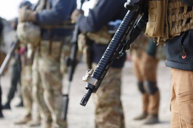 Bir grup Ukraynalı asker atış poligonunda modern Batı saldırı tüfeğiyle eğitim görüyor. Namluya odaklan.