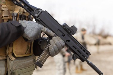 Modern 9mm makineli tüfekli Ukraynalı asker dışarıda askeri poligonda eğitim görüyor.