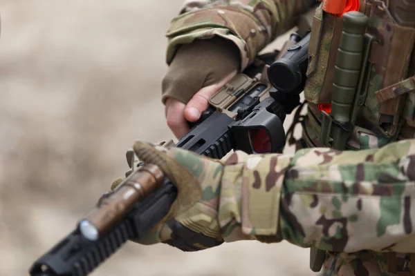 Soldado Ucraniano Camuflaje Multicam Verde Sosteniendo Moderno Rifle Asalto Americano —  Fotos de Stock