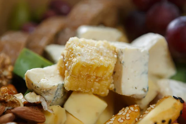 葡萄酒开胃菜在特写 蓝奶酪 甜蜂蜜面包和各种坚果 — 图库照片
