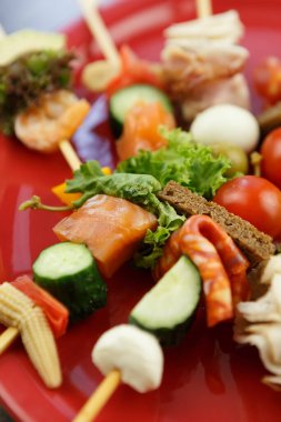 Şarap aperatifleri için hazırlanmış çubuklardaki küçük lezzetli atıştırmalıklar.
