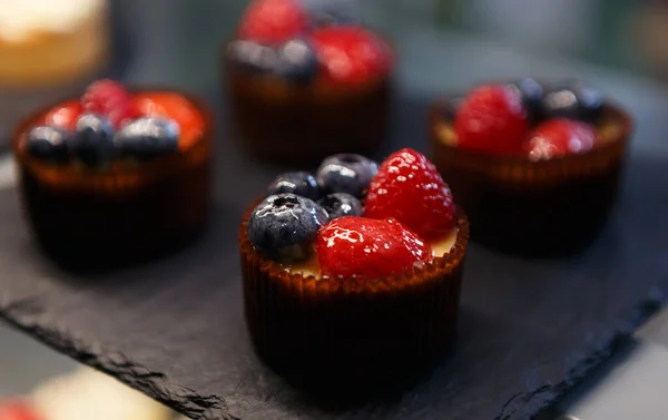 Deliciosos Cupcakes Com Morangos Mirtilos Preparados Para Almoço Café Pastelaria — Fotografia de Stock