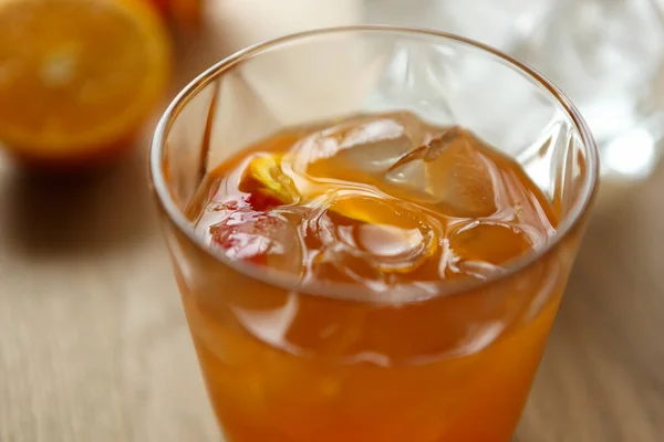 Barda Servis Edilen Bir Bardak Acı Içecek Buzlu Limonlu Portakal — Stok fotoğraf