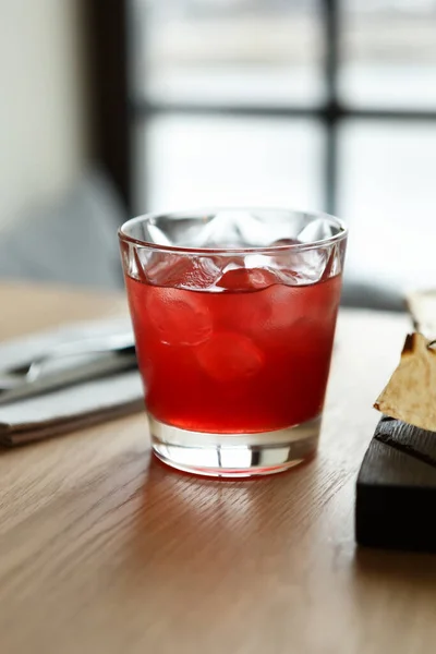 バーでは テーブルの上に氷とソーダとさわやかな赤いカクテルのガラス — ストック写真