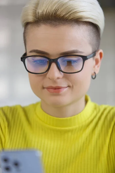 Beautiful White Woman Short Hair Browsing Mobile App Smartphone Portrait — Stock Photo, Image