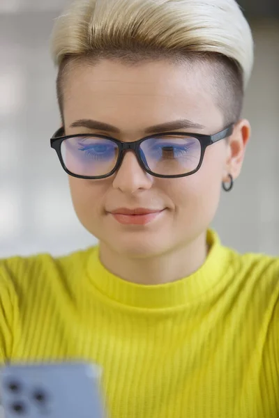 Hermosa Mujer Blanca Con Pelo Corto Navegación Aplicación Móvil Teléfono — Foto de Stock