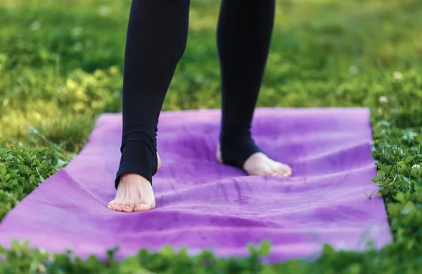 Füße Einer Jungen Yogini Frau Die Auf Matten Trainiert Unerkennbare — Stockfoto