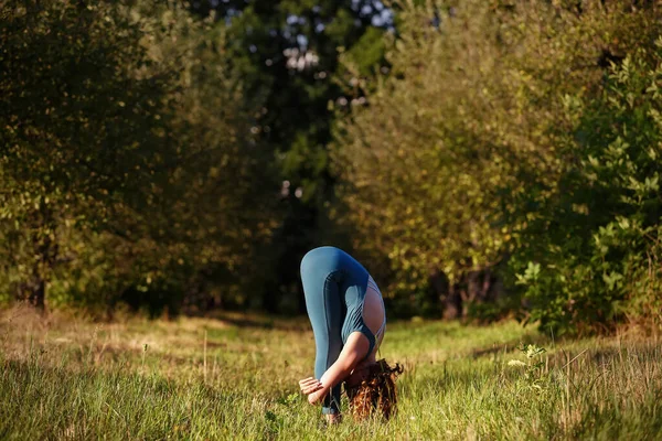Yogi Mädchen Dehnt Sich Grünen Park Bei Sonnenuntergang Schöne Junge — Stockfoto