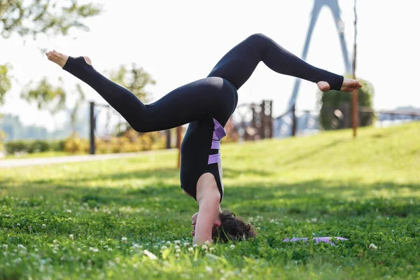 Yogini Dziewczyna Robi Ćwiczenia Głowę Zielonym Parku Silna Młoda Kobieta — Zdjęcie stockowe