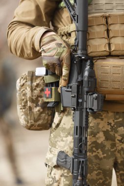 Ukraynalı asker modern 5.56 mm .223 saldırı tüfeği ve standart piksel kamuflaj kıyafetleriyle donatılmış.