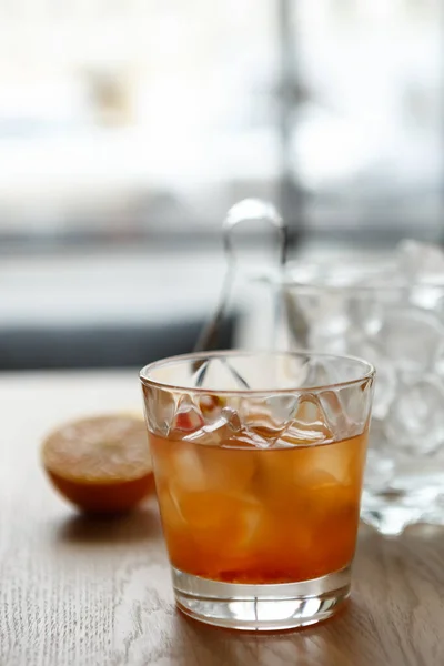 에서는 음료를 내놓았다 오렌지같은 알코올음료 — 스톡 사진