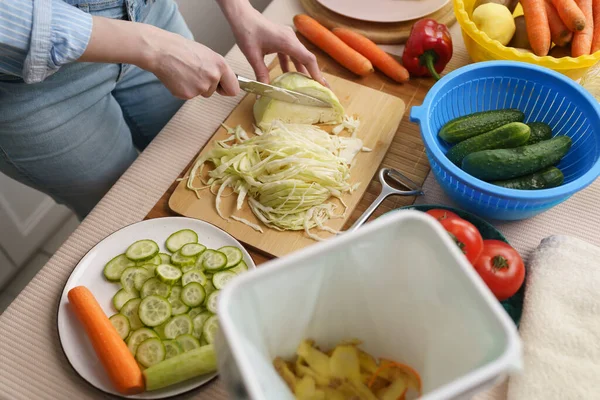 Γυναίκα Μαγείρεμα Μεσημεριανό Γεύμα Και Λιπασματοποίηση Οργανικών Αποβλήτων Τροφίμων Ένα — Φωτογραφία Αρχείου