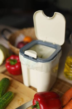 Bokashi bir mutfaktaki komposter kutusu. Organik gıda atıklarının geri dönüşümü için gübre konteynırı. 