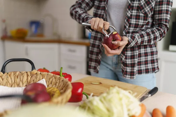 Kırmızı Elmayı Soyup Soğana Çeviren Bir Kadın Mutfağında Yemek Pişiren — Stok fotoğraf