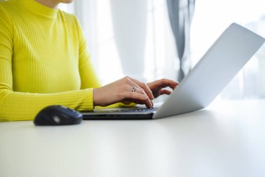 Evde dizüstü bilgisayarda yazı yazan bir kız. Not defteri üzerinde çalışan genç bir kadın. Bilgisayarda kodlanan kadın programcı
