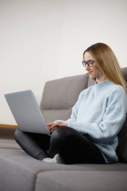 Defter bilgisayarında yazı yazan kişi. Programcı kadın evdeki dizüstü bilgisayarda kodlama yapıyor. 