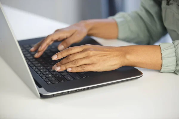 ノートパソコンのキーボードにテキストを入力する黒人女性 現代のノートPcで働くアフリカの女性 — ストック写真