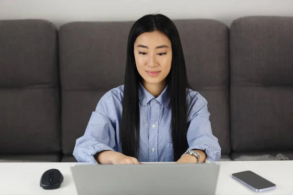 Una Chica Vietnamita Trabajando Una Computadora Portátil Enfocado Asiático Mujer —  Fotos de Stock