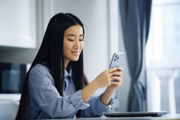 Ευτυχισμένο Ασιατικό Κορίτσι Πληκτρολογώντας Sms Μήνυμα Στο Κινητό Τηλέφωνο App — Φωτογραφία Αρχείου
