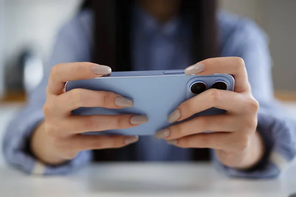 Игрок Играет Мобильные Игры Смартфоне Молодая Девушка Играет Видеоигры Онлайн — стоковое фото