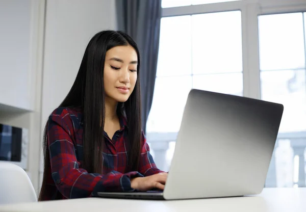 在笔记本电脑键盘上打字的亚洲女孩 在家里从事现代笔记本电脑工作的越南年轻女性 — 图库照片