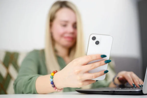 Młoda Kobieta Przeglądająca Aplikację Mobilną Nowoczesnym Smartfonie Blondynka Korzystająca Białego — Zdjęcie stockowe
