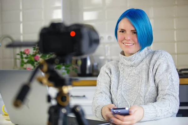 友好的在线老师在家里拍摄视频博客 快乐的白人女性在镜头前说话 可爱的蓝色头发的人电影Vlog — 图库照片