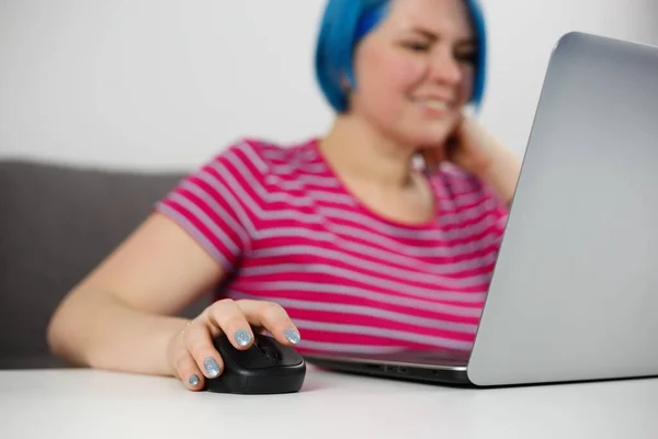 自宅でコンピュータを操作しながら ワイヤレスマウスでクリックする若い女性 フリーランスの人が遠くの仕事をオンラインで行う — ストック写真