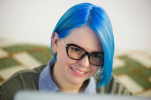 Egy Boldog Kék Hajú Portréja Aki Otthon Dolgozik Laptopon Vidám — Stock Fotó