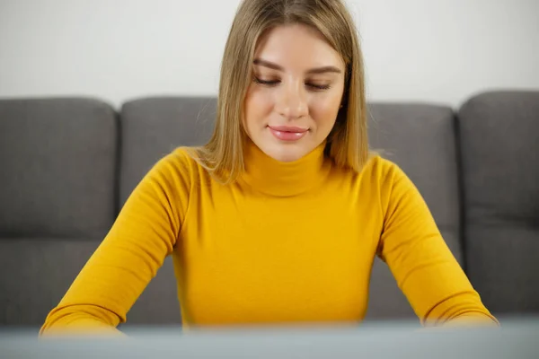 在笔记本电脑上工作的漂亮女人 漂亮的白人女性在笔记本电脑上工作的肖像 漂亮的乌克兰姑娘在家里的电脑上打字 — 图库照片
